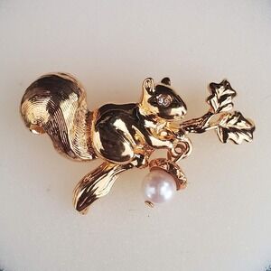 Vintage Avon Squirrel On Branch With Faux Pearl Acorn Pin Push Back Signed‎